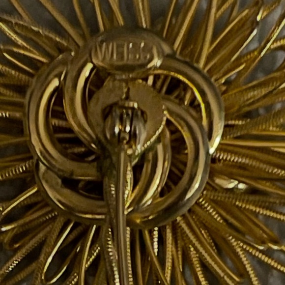 Vintage Albert Weiss made in Germany 1940’s-1950’s’s ruby red flower brooch . - Picture 7 of 8